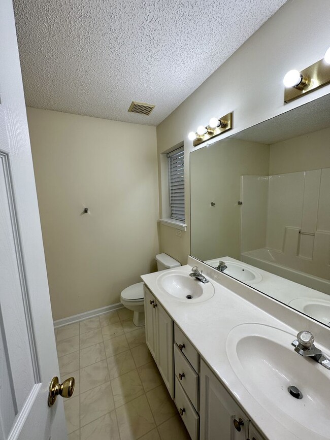 Building Photo - Cozy 2BR/2.5 Bath Townhouse in Holly Ridge