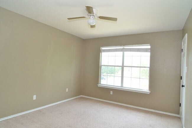Building Photo - 3 bed/2.5 bath with granite countertops an...