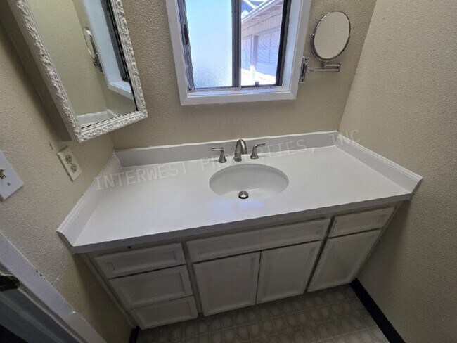 Building Photo - 3 bd 2 ba Ranch Style Beaverton Home with W/D in Unit, 2 Car Garage and Large Fenced Yard!