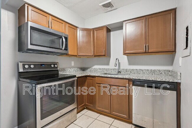 Building Photo - 907 Center Ave