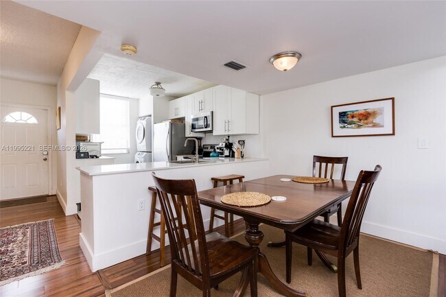 Building Photo - 1651 NE 115th St