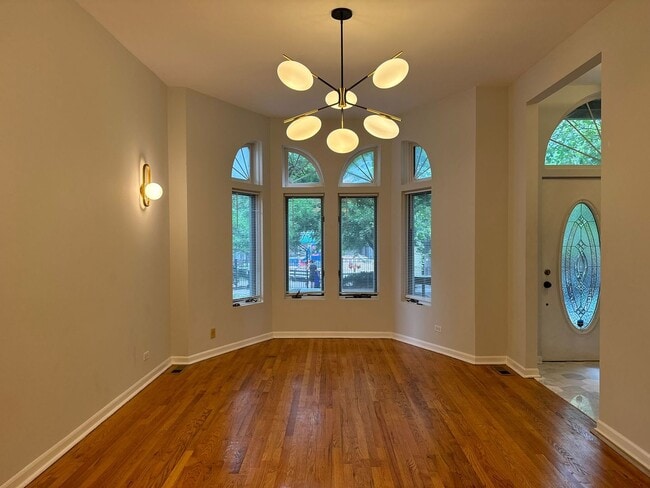 Building Photo - 923 W Fletcher St