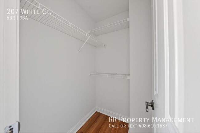 Building Photo - 207 White Ct