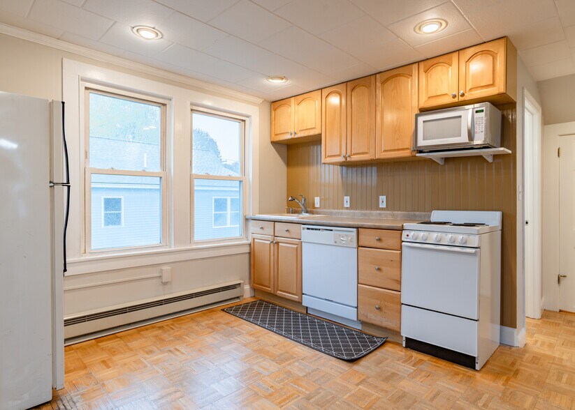 Kitchen w/appliances - 107 May St