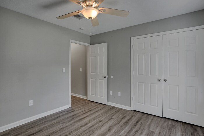 Building Photo - 211 Oak Brook Dr