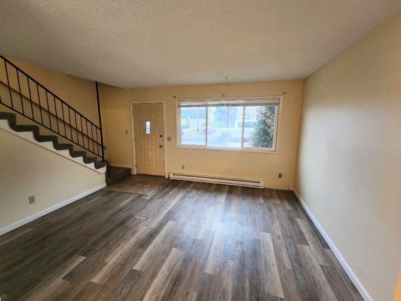 Primary Photo - 1214 E 3rd St