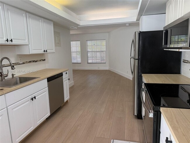 Building Photo - 1425 NE 56th St