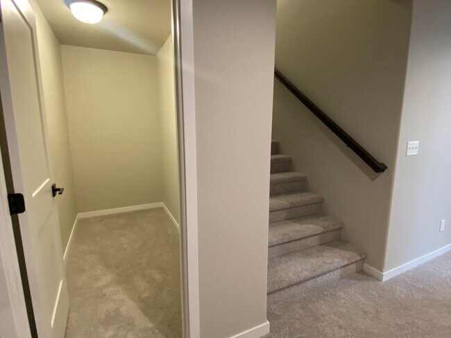 Building Photo - 2232 Griffin Dr S