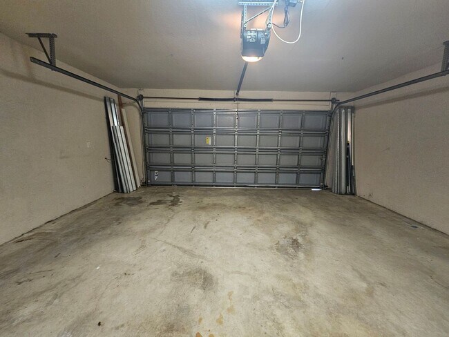 Building Photo - Pool Home 3 Bedroom 2 Bath close to shoppi...