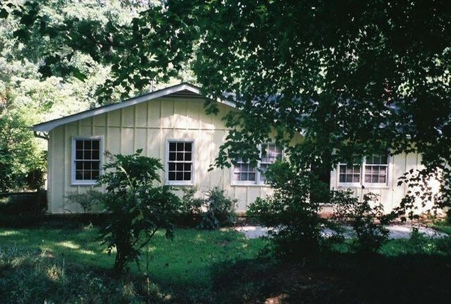 Building Photo - 205 Pinetree Dr
