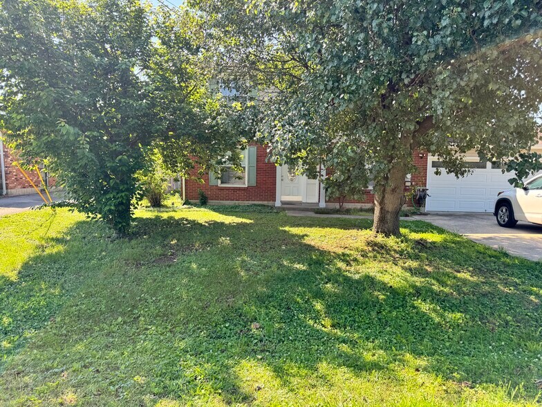 Building Photo - 446 Capri Dr