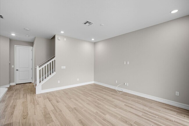 Building Photo - Modern 3BR/2.5BA Townhome in Estancia – Re...