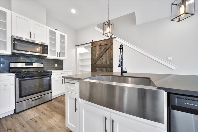Building Photo - 6727 Parker Oaks Ln