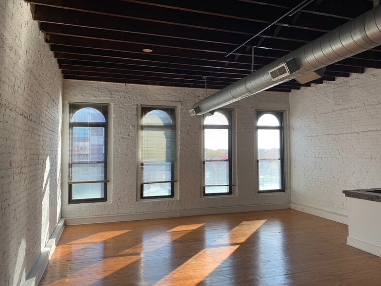 Building Photo - 109 W Front St