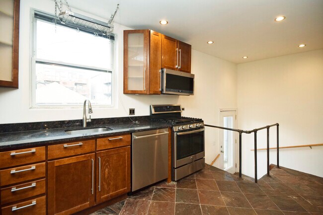 Building Photo - 2702 N Artesian Ave