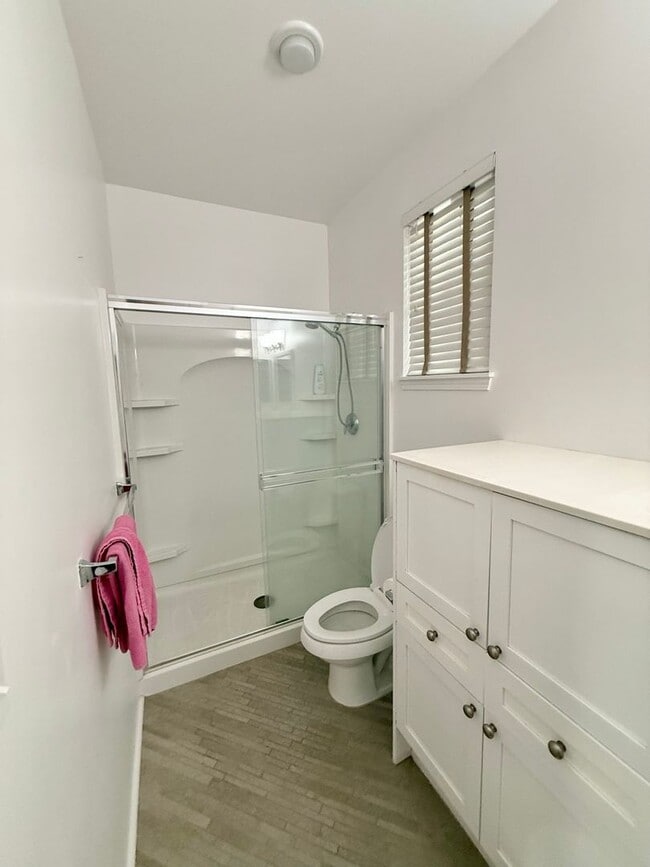Building Photo - Beautiful 4-Bedroom, 3-Bath Former Model H...