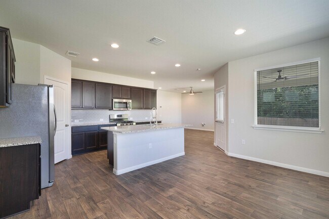 Building Photo - 1300 Anhalt Dr