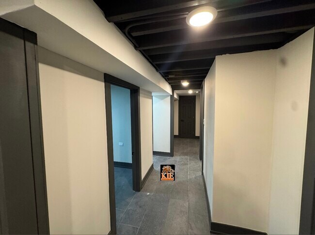 Building Photo - 14527 Irving Ave