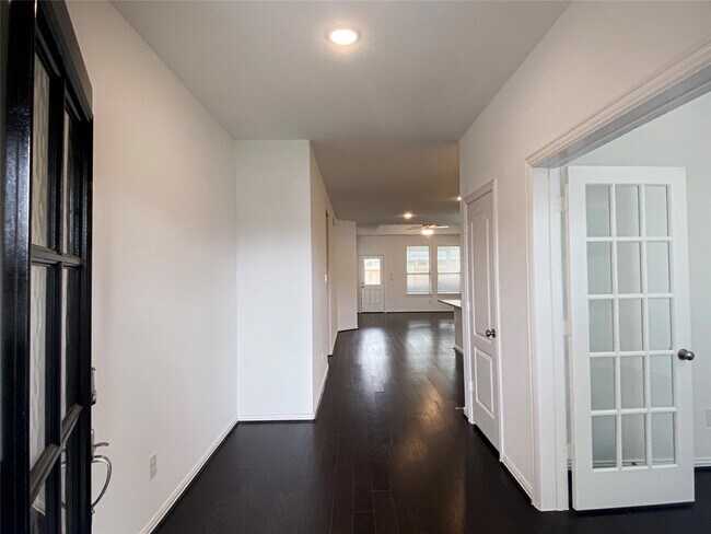 Building Photo - 31302 Whitfield Ct