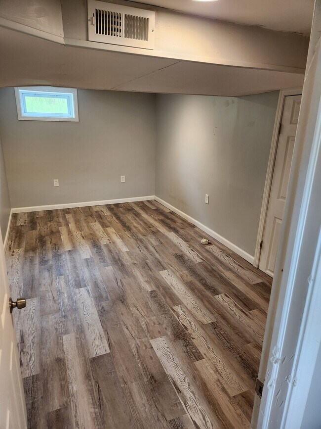basement bedroom - 1239 Franklin St