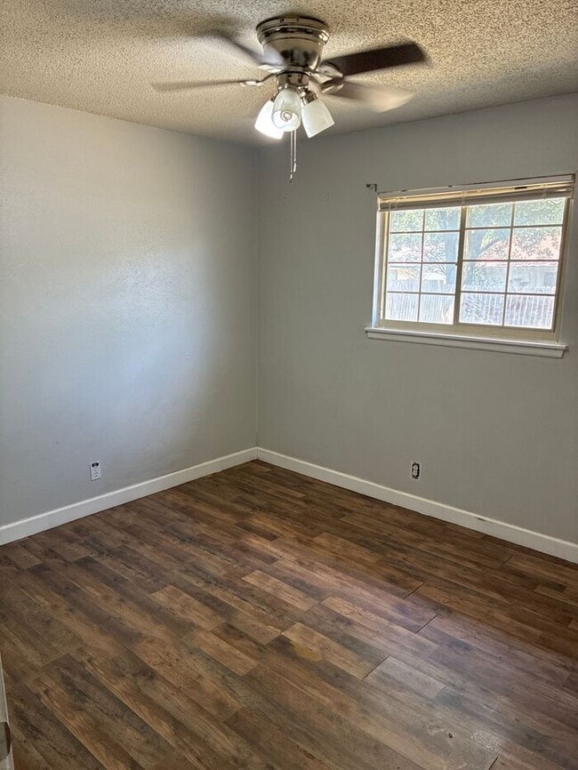 Building Photo - Beautiful 4BR 2BA Home w/ Fenced Yard + Garage Parking in Converse