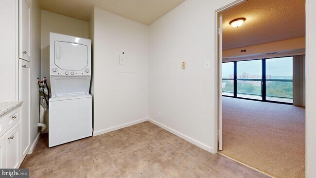 Building Photo - 307 Yoakum Pkwy
