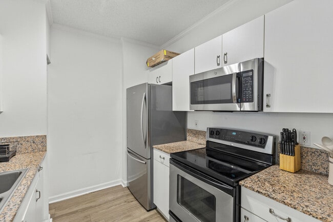 Building Photo - 630 S Sapodilla Ave