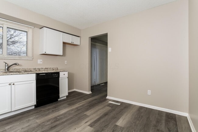 Building Photo - 2033 Queensbridge Dr