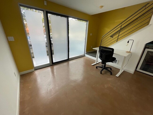 Building Photo - $1,000 OFF FIRST MONTH'S RENT!! Spacious 3 bedroom / 2.5 Bath Apartment in Emeryville, CA.