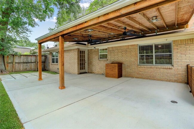 Building Photo - 9829 Larston St