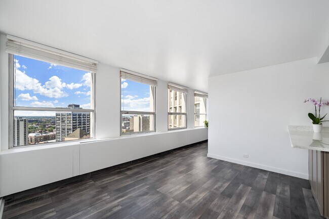 Building Photo - 2626 N Lakeview Ave