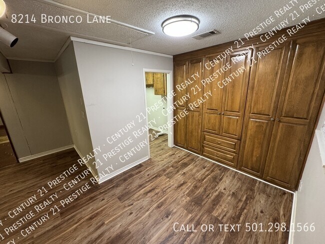 Building Photo - 8214 Bronco Ln