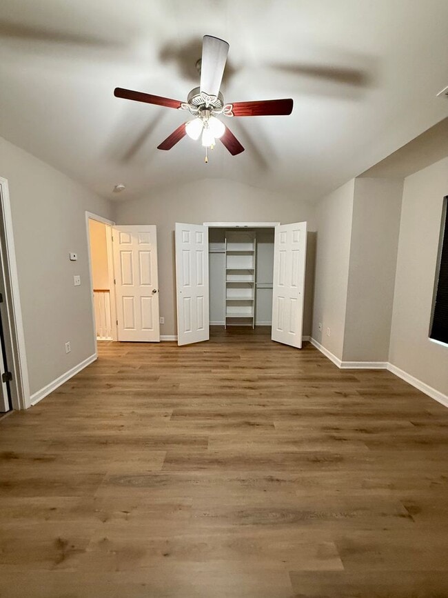 Building Photo - Great Oakwood Location- 3 bedroom, 2.5 bat...