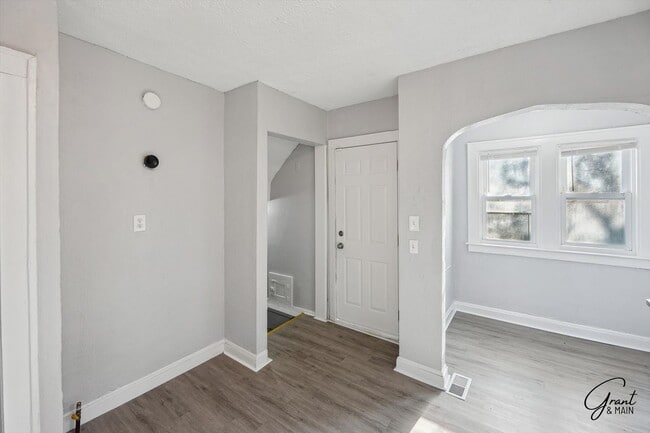 Building Photo - 3 bedroom 2 bath $1375