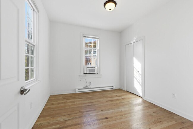 Building Photo - Lovely 3 BR/1 BA Apartment in H Street Cor...