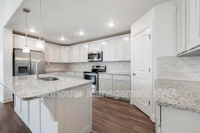 Building Photo - 710 W Jillian St