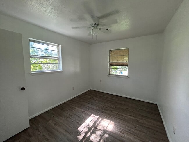 Building Photo - 712 Lakeview Dr