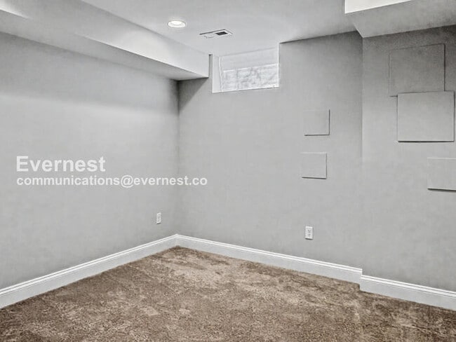 Building Photo - 4 Bed/3 Bath Townhome with In-Unit Laundry / Available Now!