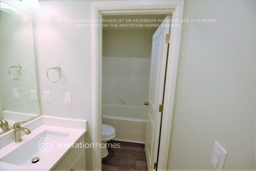 Building Photo - 511 Rosewood Dr SW