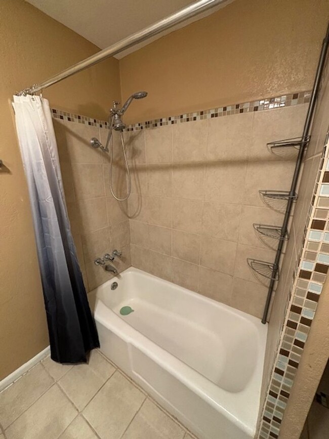 Building Photo - Clean 1 Bedroom / 1 Bathroom Condo in Cali...