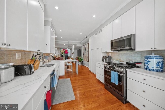 Building Photo - 211 F St NE