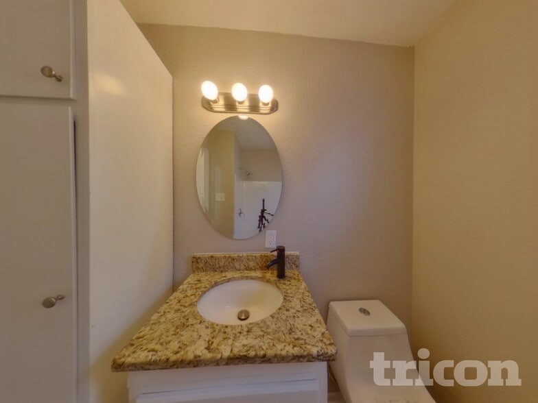 Building Photo - 729 Hallvale Dr