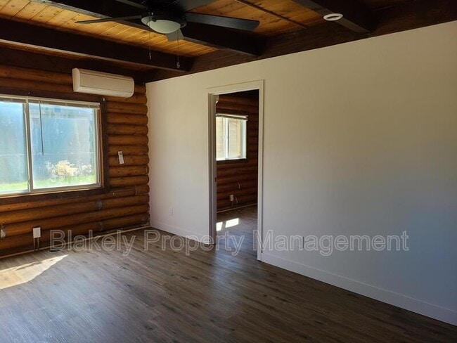 Building Photo - 15905 Ellis Ave