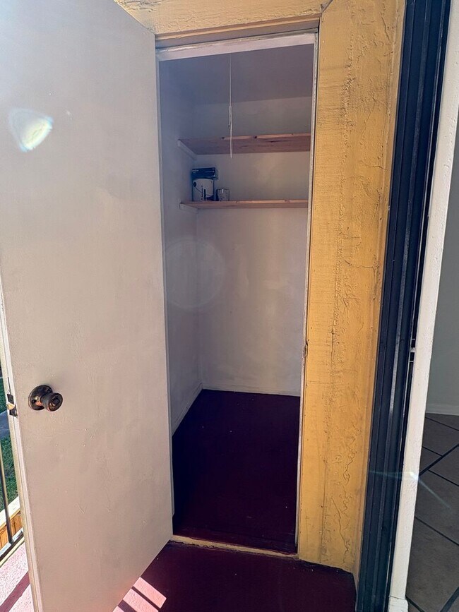 Building Photo - 1/1 Condo for Rent in Fort Myers