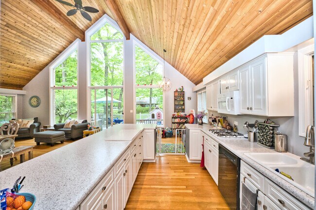 Building Photo - 565 Juneberry Rd