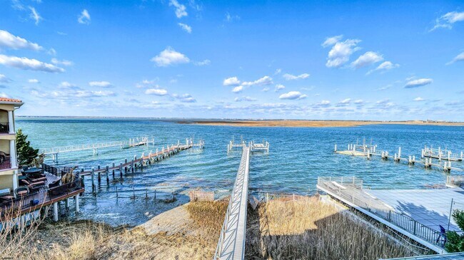 Building Photo - 909 N Cambridge Ave