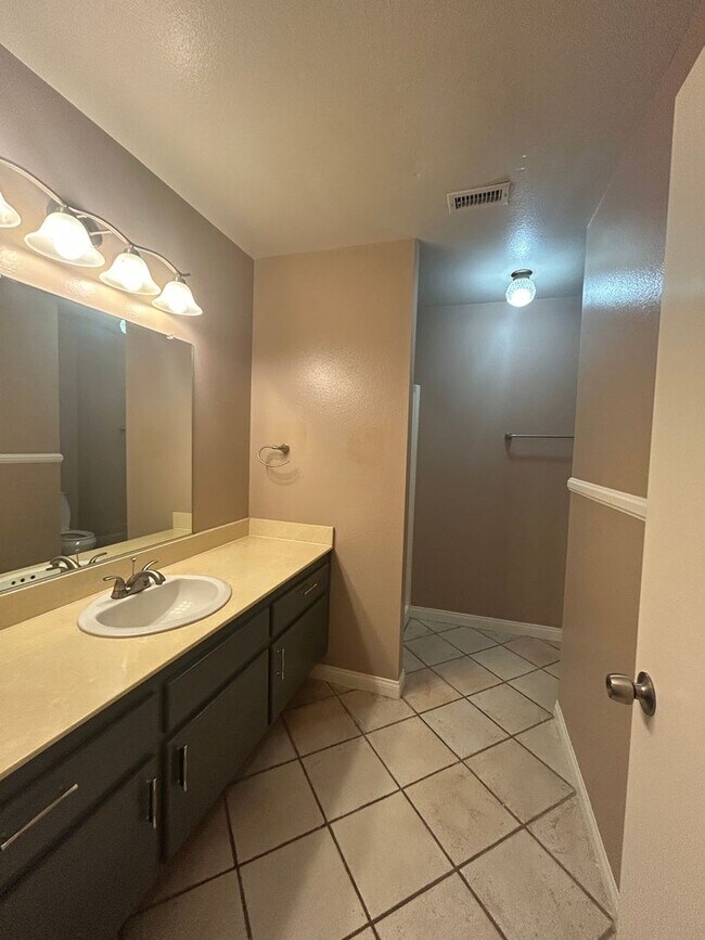 Building Photo - Spacious 4bed/3bath House for rent