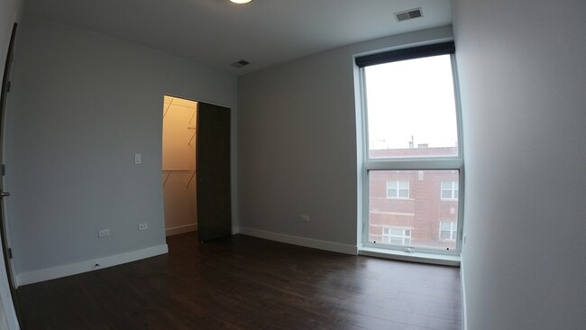 Building Photo - 3301 N Sheffield Ave