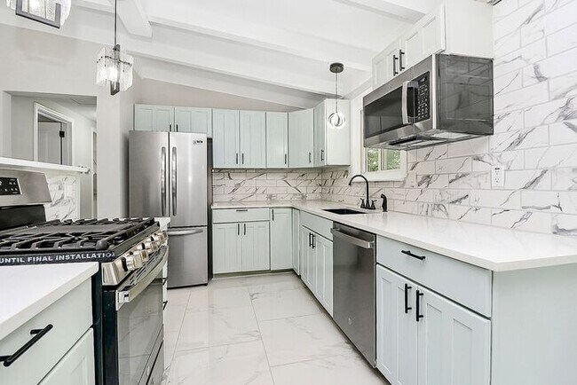 Building Photo - Beautifully Renovated 3BD/1BA Ranch in Sen...