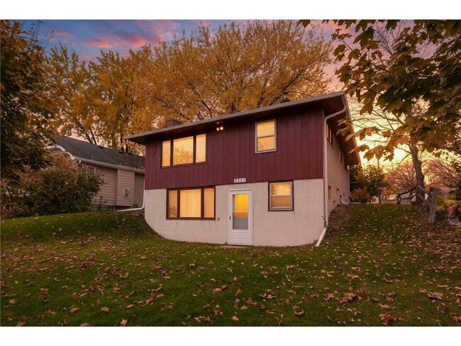 Building Photo - 2331 W Medicine Lake Dr